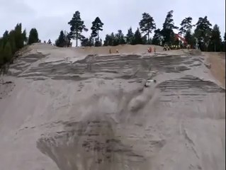 You never see this kind of race watch video.