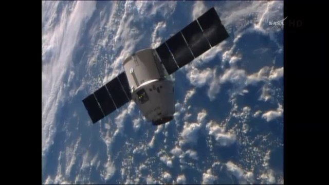 [ISS] SpaceX Dragon CRS-3 Grappled by Robotic Arm on ISS
