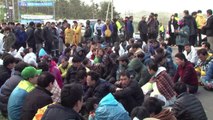 Families protest as bodies are pulled from sunk S. Korean ferry