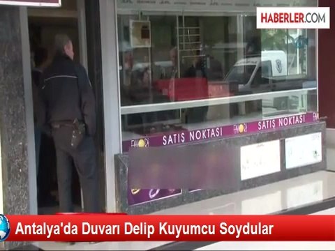 Antalya'da Duvarı Delip Kuyumcu Soydular