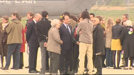 VIDÉO - Les premiers pas sur le sol français des quatre otages