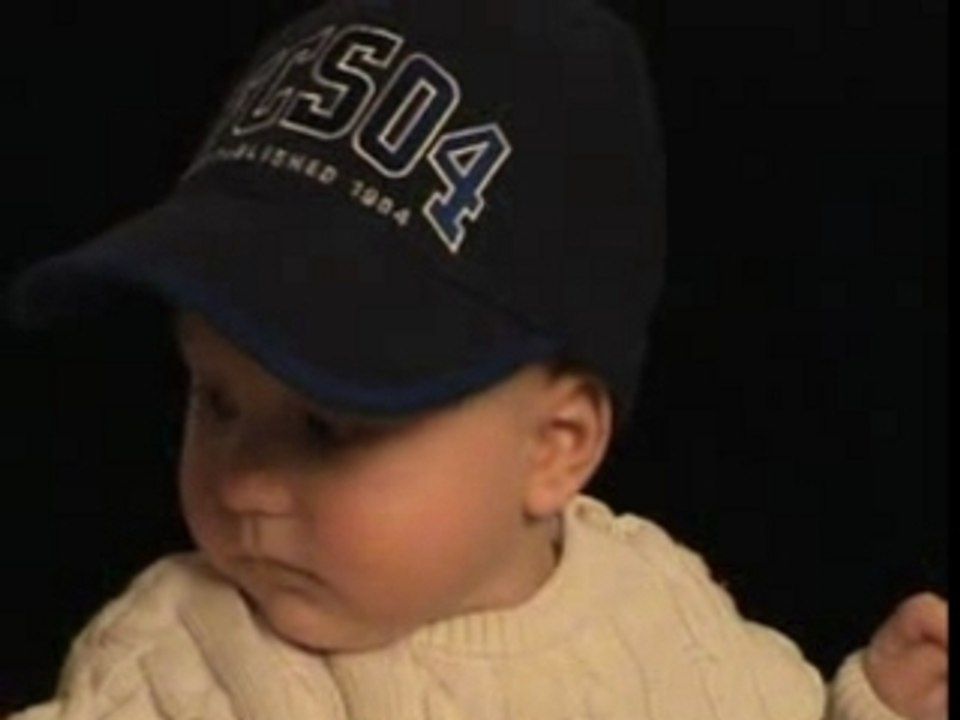 Jeffrie sitzt auf der couch