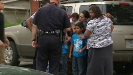 Des jumeaux attaquent leur ravisseur avec un serpent en plastique