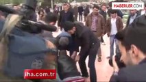 Taksim Anıtı'na Ekmek Bırakmak İsteyen İki Kişi Gözaltına Alındı