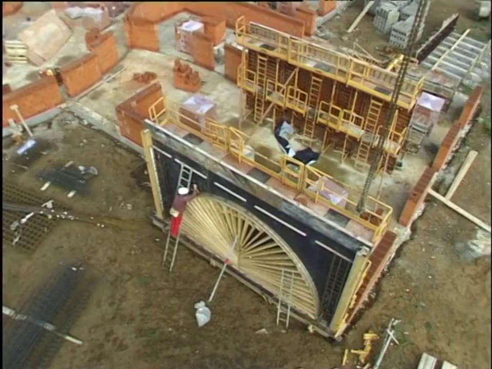 26 - La première  pierre