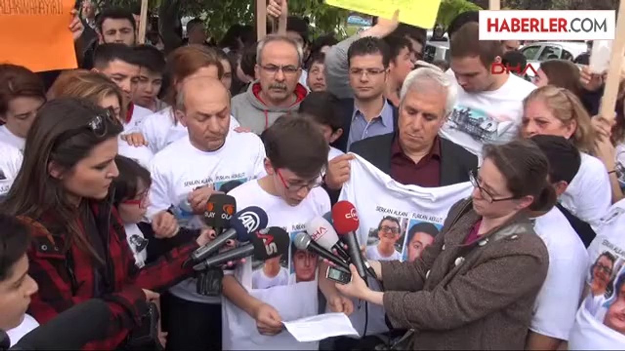 Otobüs Durağında Ölen Gençler İçin 'Güvenli Durak Eylemi?