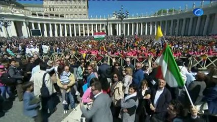 El papa Francisco invoca la paz mundial al clausurar su segunda Semana Santa