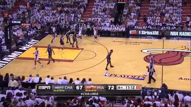 Josh McRoberts grimpe sur Chris Andersen