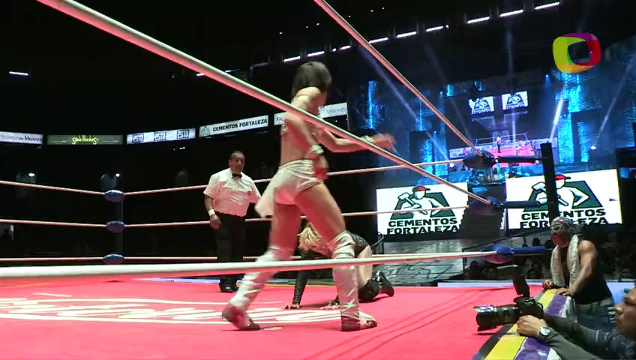 Syuri vs Amapola for the CMLL REINA International Championship