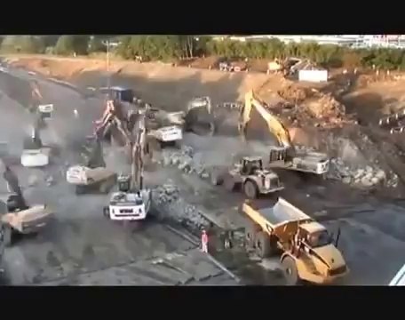 Démolir un pont de 1400 tonnes avec des pelleteuses