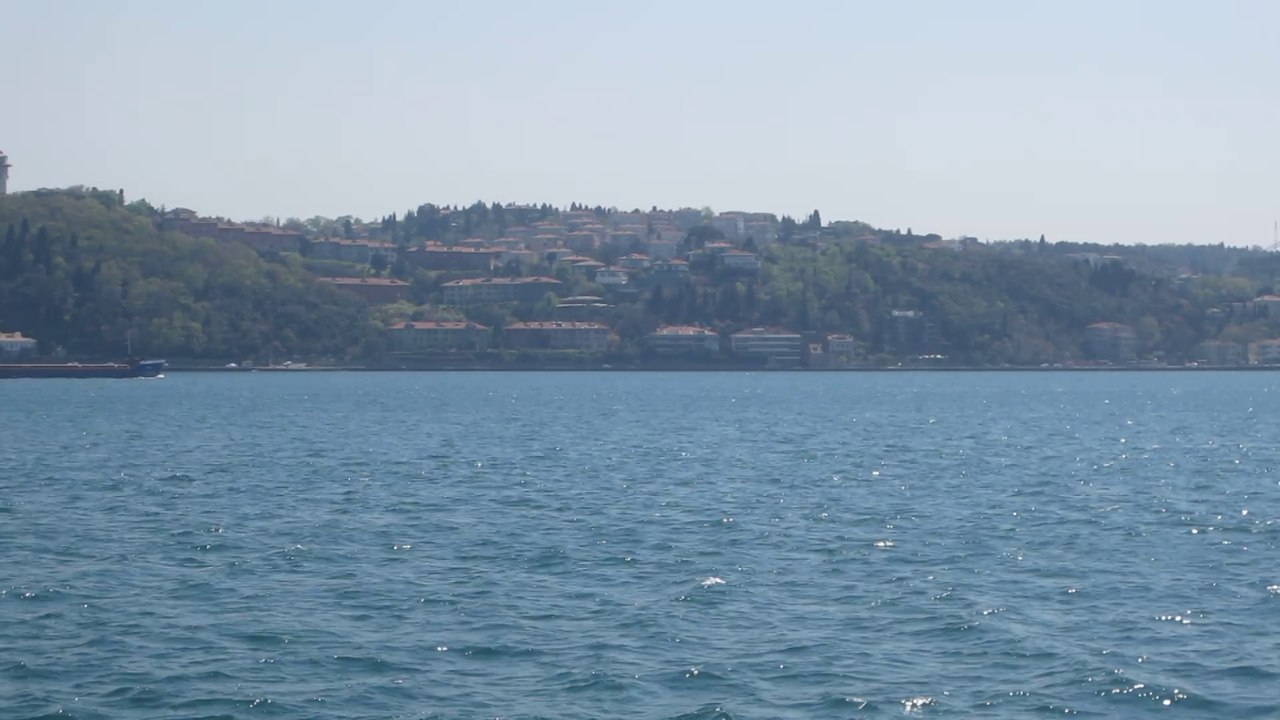 PROMENADE SUR LE BOSPHORE A ISTANBUL  --  TURQUIE  -- EN AVRIL 2014