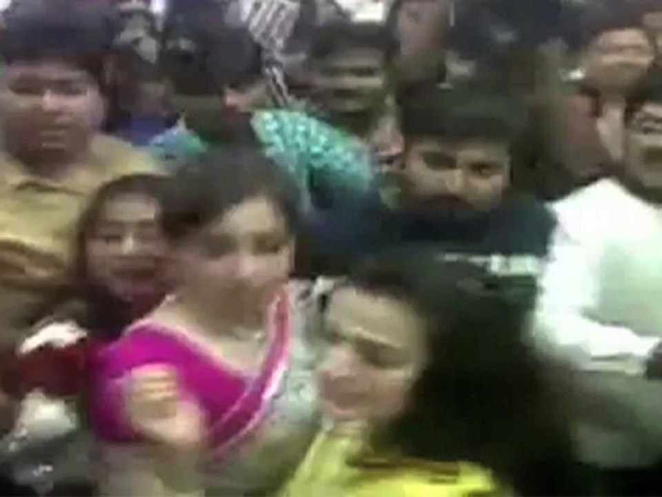 Ameesha Patel Slaps A Man For Groping Her