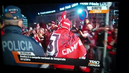 Jorge Jesus empurrado por Polícia durante festejos