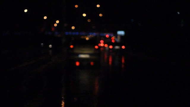 Yağmurlu bir İzmit akşamında radyo da Bora öztoptak'tan Seni seviyorum çalar