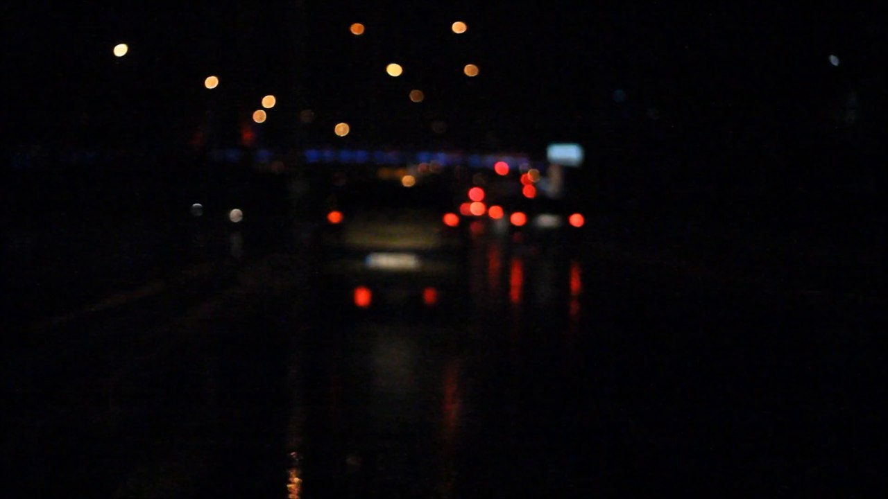 Yağmurlu bir İzmit akşamında radyo da Bora öztoptak'tan Seni seviyorum çalar