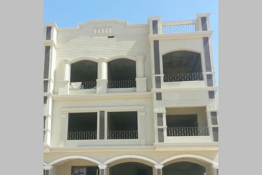 شقة بمدخل خاص للبيع بغرب الجولف القاهرة الجديدة