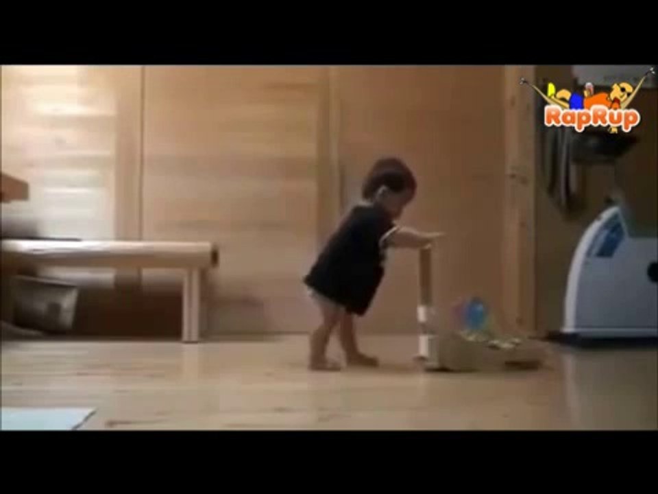 Yürümeyi kediden öğrenen bebek