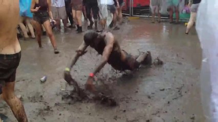 La danse du ver de terre dans la boue