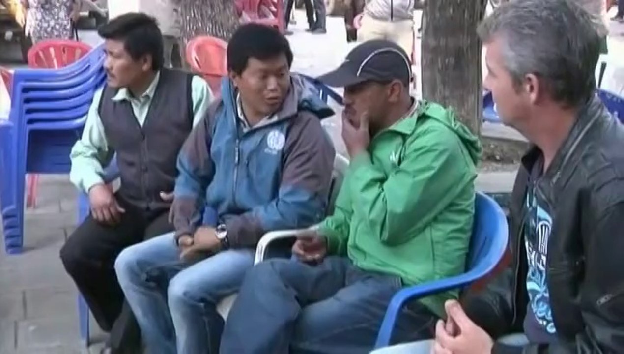 Everest : les sherpas pleurent leurs collègues morts dans une avalanche