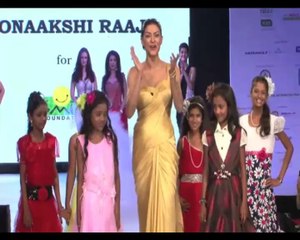Sushmita Sen dazzles on ramp with daughter