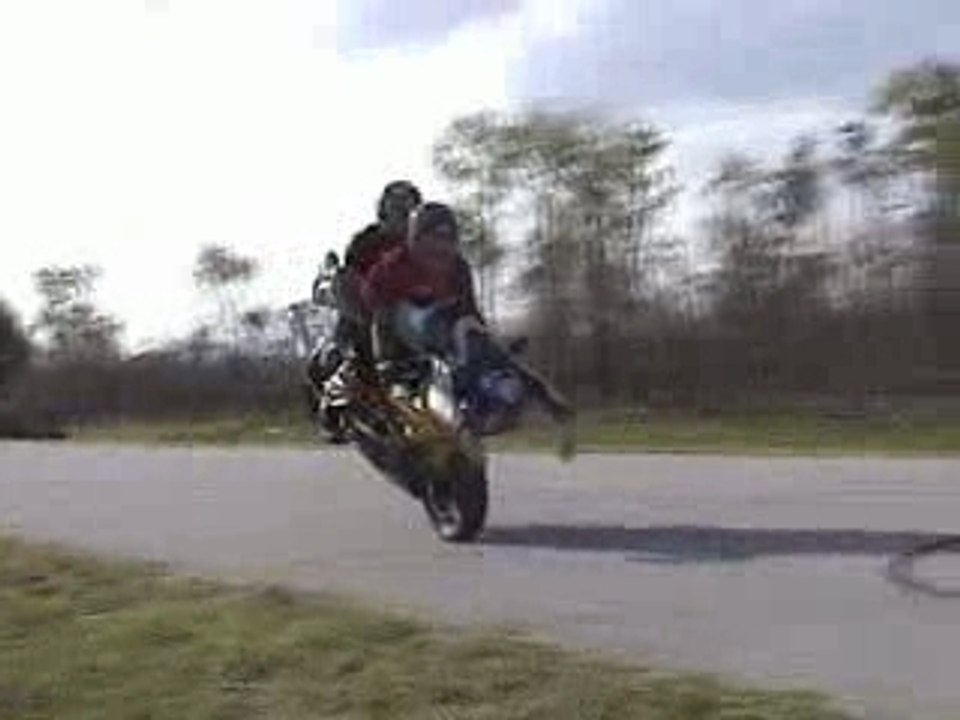 moto: Stoppie a 3 sur la moto