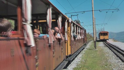 Croisement de deux trains sur la voie ferrée de la Rhune