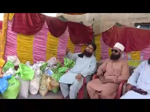 Mufti Abu Bakar Distributing food