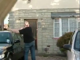 Treni otomobiliyle raylar üzerinde bekliyor