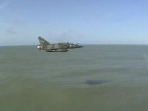 Mirage 2000 F1 surf la vague