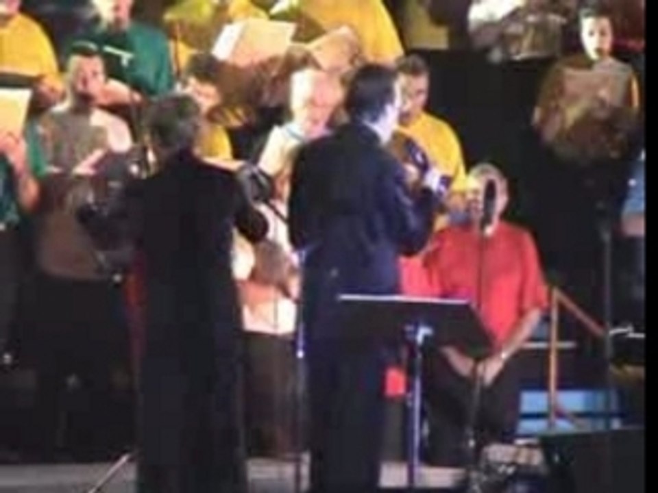Michel Fugain et 600 choristes