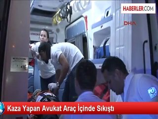 Kaza Yapan Avukat Araç İçinde Sıkıştı