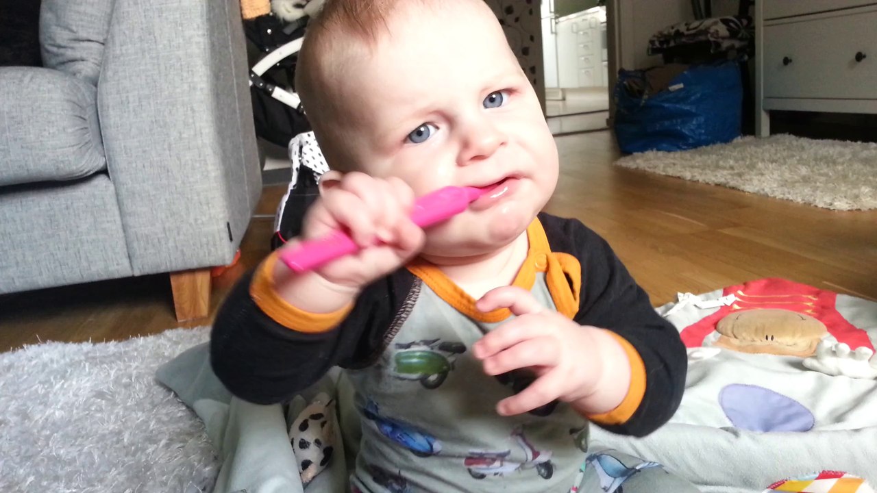 Matheus 6,5 månader borstar tänderna