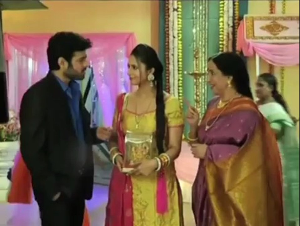 Yeh Hai Mohabbatein : Raman's surprise for Ishita - IANS India Videos