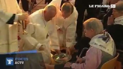 Jeudi saint : le pape François lave les pieds de 12 handicapés