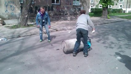 Скачать видео: Explosion of trash can : dumb russian guys!