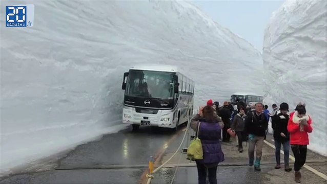 Une route entre des murs de 15 mètres de neige