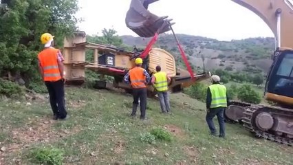 Kepçeyi Kurtarıp Doğal Hayata Salan İşçiler