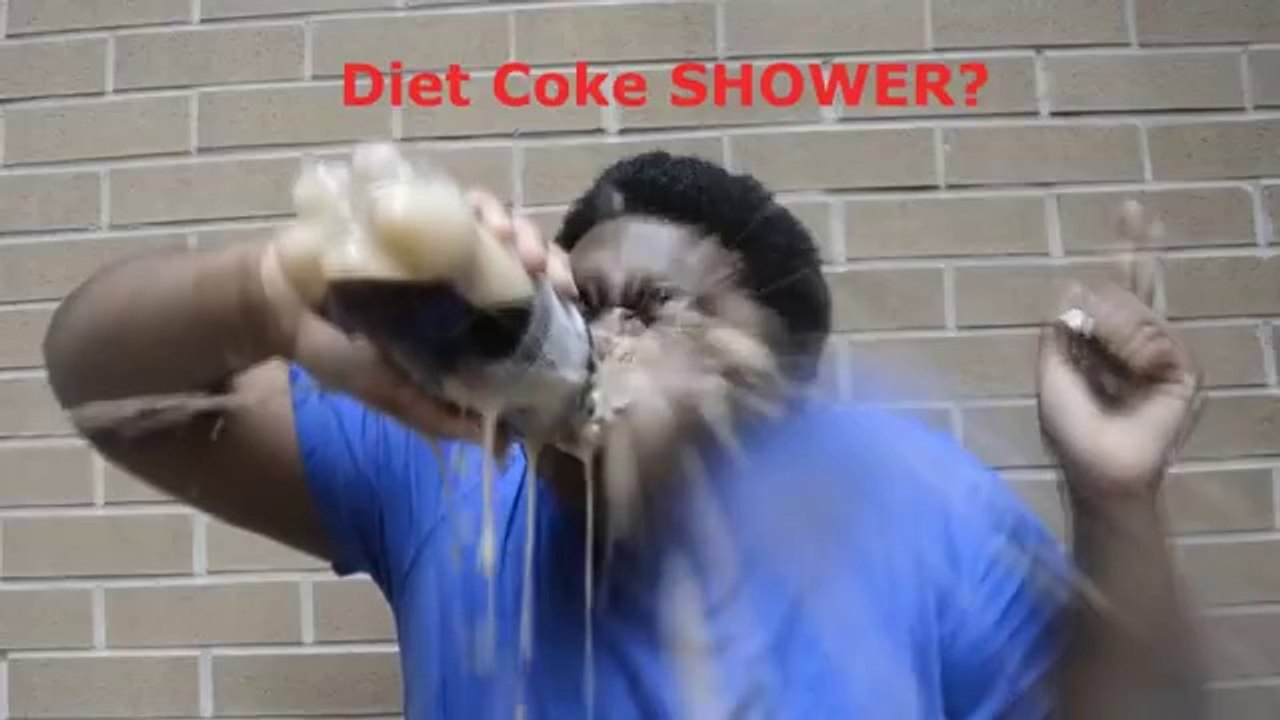 Boire du Coca Light avec des Mentos dans la bouche !