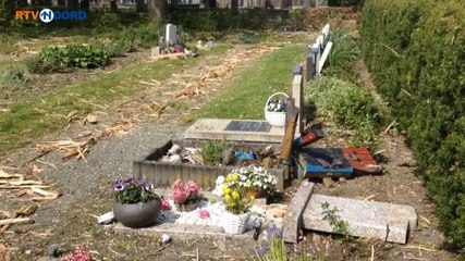 Enorme schade door bliksem op begraafplaats Uithuizermeeden. - RTV Noord