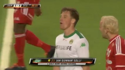 لقطة غريبة.. لاعب يخفي الكرة تحت قميصه لتخطي خصمه