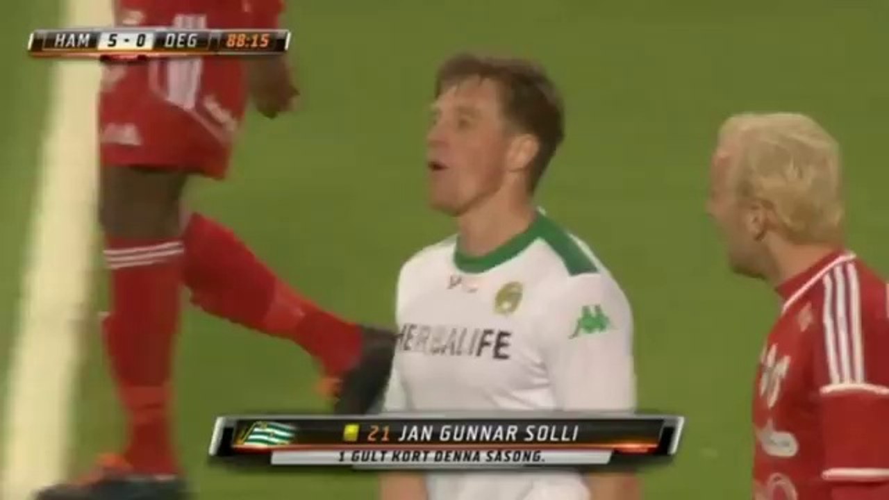 لقطة غريبة.. لاعب يخفي الكرة تحت قميصه لتخطي خصمه