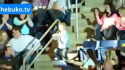 Sevimli çocuktan tribünleri coşturan dans