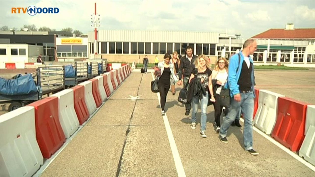 Eerste vliegtuig van ArkeFly landt op Groningen Airport Eelde - RTV Noord