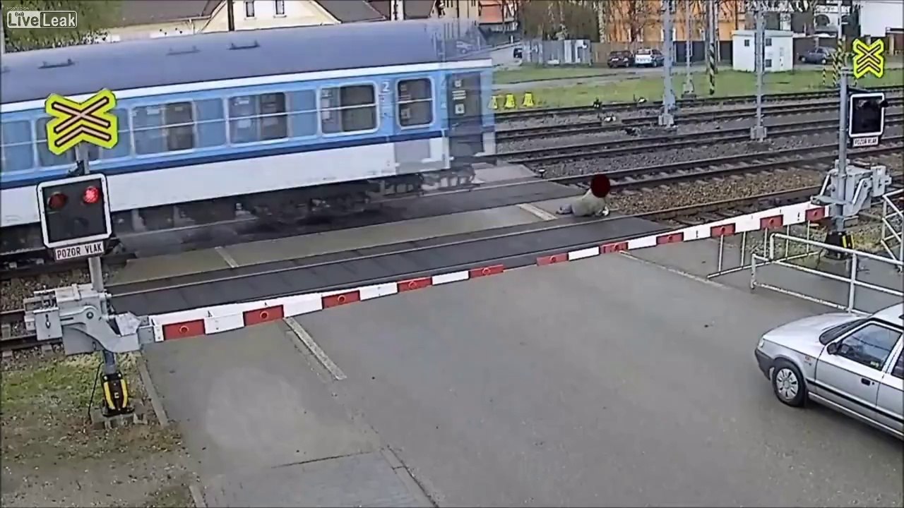 Kadına Tren Çarpıyor Hiç Kimse Görmüyor Bile… :(