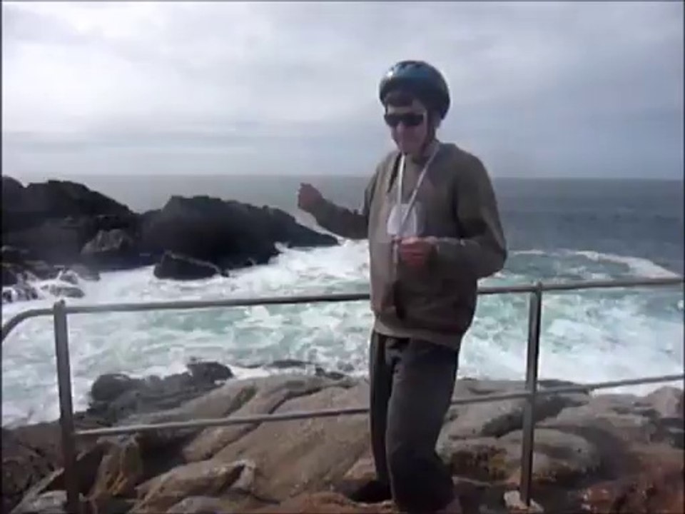 Gort au rocher de saint guénolé affronte la puissance des vagues de l'océan Atlantique le meilleur des océans interplanétaire!!