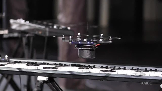 Des drones jouent de la musique