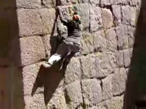 Escalade d'un mur avec les mains