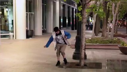 Ils tentent d'attraper un 20$ qui s'envole a voir