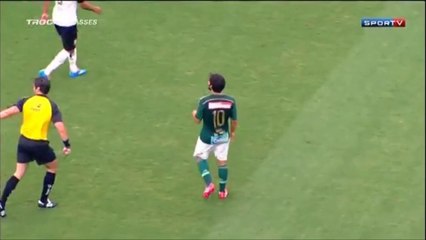 Un arbitre met un coup de tête à un joueur