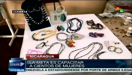 Mujeres hacen de la basura de "La Chureca" una artesanía